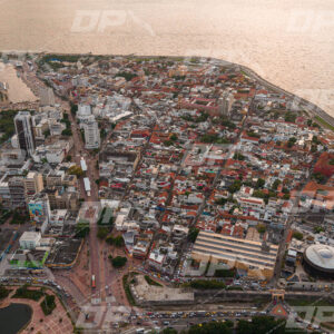 Centro histórico de Cartagena junto al mar Caribe al atardecer