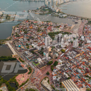 Centro histórico de Cartagena con skyline de Bocagrande y bahía al atardecer