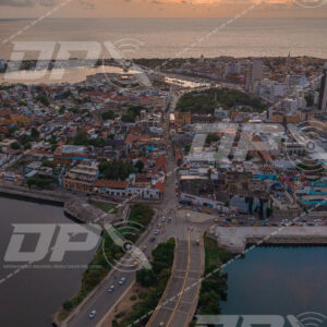 Puentes de acceso al centro histórico de Cartagena junto a la bahía al atardecer