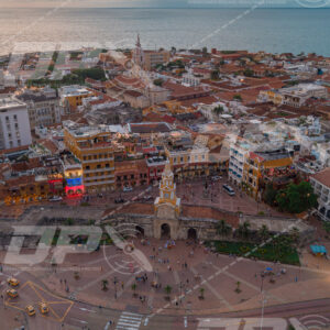 Centro histórico de Cartagena con Torre del Reloj y murallas frente al mar Caribe al atardecer