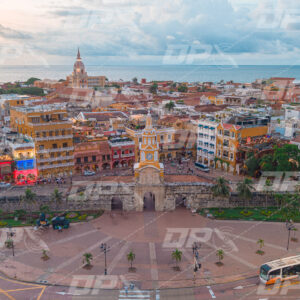 Torre del Reloj y Plaza de los Coches con arquitectura colonial en Cartagena