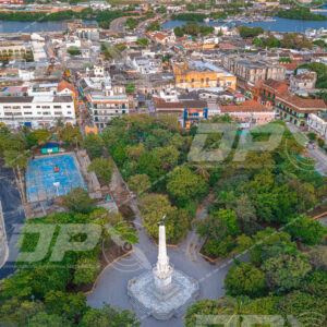 Parque Centenario y obelisco histórico junto al centro de Cartagena