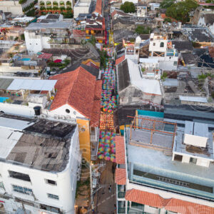 Calle con sombrillas de colores en el centro histórico de Cartagena