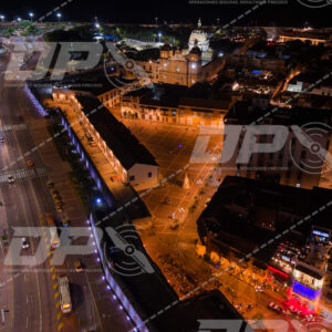 Cartagena de Indias de noche: vista aérea de la Plaza de los Coches, Plaza de la Aduana y San Pedro Claver
