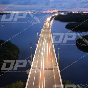 Vista aérea del Viaducto de la Zona Norte de Cartagena al atardecer con efecto de larga exposición