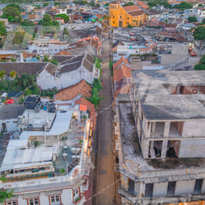 Calle histórica de Getsemaní con iglesia y bahía de Cartagena al fondo