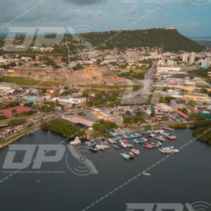 Fuerte de San Felipe y Cerro de La Popa desde la bahía de Cartagena