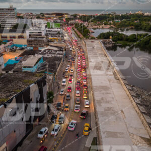 Tráfico urbano junto a las murallas de Cartagena al atardecer