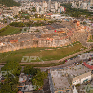 Castillo de San Felipe de Barajas iluminado al atardecer en Cartagena