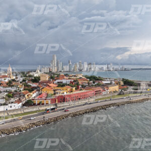 Vista aérea de Cartagena con murallas históricas y skyline de Bocagrande bajo cielo nublado