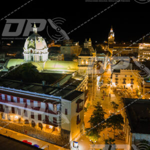 Vista nocturna de la Iglesia San Pedro Claver y Catedral de Cartagena iluminadas