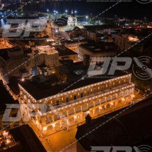 Vista nocturna del Centro Histórico de Cartagena con la Iglesia San Pedro Claver y Bocagrande