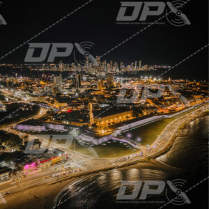 Ciudad amurallada de Cartagena iluminada de noche con skyline de Bocagrande