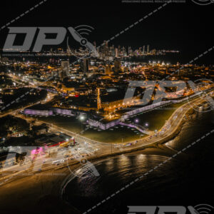 Ciudad amurallada de Cartagena iluminada de noche con skyline y bahía