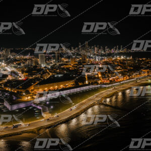 Ciudad amurallada de Cartagena de noche con skyline iluminado de Bocagrande