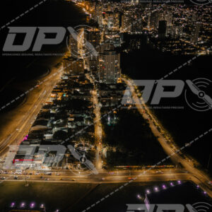 Barrio El Cabrero y avenida costera con Crespo al fondo en Cartagena de noche