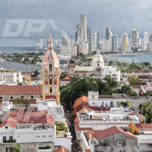 Catedral de Cartagena y arquitectura colonial con skyline moderno de Bocagrande al fondo