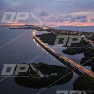 Viaducto de la Zona Norte de Cartagena al atardecer con skyline al fondo