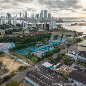 Cartagena y bahía con canchas deportivas y paisaje urbano costero