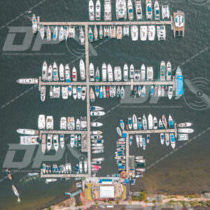 Marina de yates en la bahía de Cartagena vista cenital desde drone