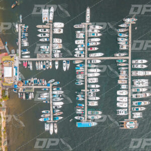 Marina de yates en la bahía de Cartagena con muelles y embarcaciones