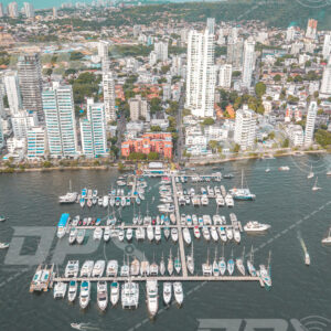 Marina de yates frente al skyline residencial de Cartagena