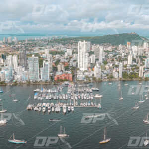 Bahía de Cartagena con veleros y marina frente al skyline de Manga