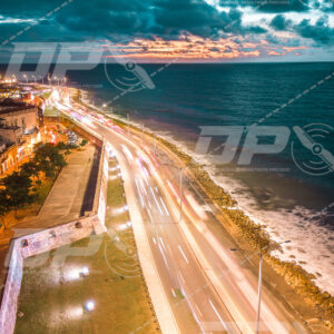 Tráfico nocturno sobre la Avenida Santander junto al mar en Cartagena