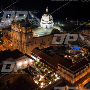 Cúpula de la Iglesia San Pedro Claver y arquitectura colonial nocturna en Cartagena
