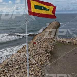 Rompeolas de Cartagena con bandera cartagenera ondeando frente al mar Caribe