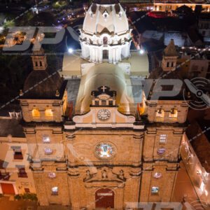 Iglesia San Pedro Claver iluminada de noche en el centro histórico de Cartagena