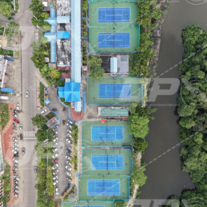 Complejo de canchas de tenis de Cartagena junto a manglar visto desde drone