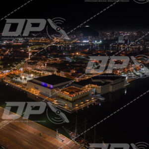 Bahía de Cartagena de noche con Centro de Convenciones y Cerro de La Popa iluminado