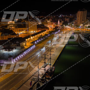 Muelle de los Pegasos y Torre del Reloj iluminados en la bahía de Cartagena de noche