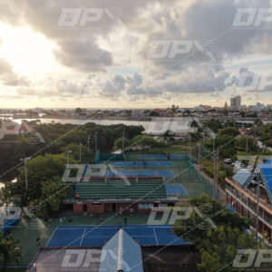 Complejo de raquetas de Cartagena junto al manglar con la bahía al atardecer