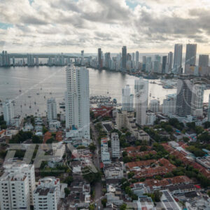 Barrio residencial de Cartagena con skyline de Bocagrande y bahía al fondo